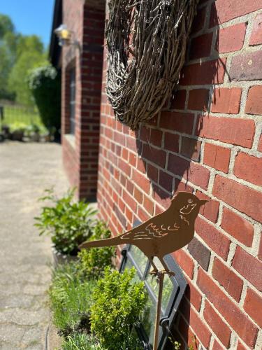 a bird decoration on the side of a brick building at Ferienwohnung an der Berkelquelle in Billerbeck