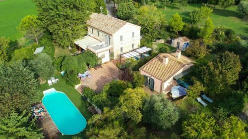 una vista aerea di una casa con piscina di Casa Della Musica a Ostra