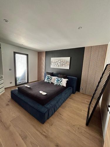 une chambre avec un grand lit dans une pièce dans l'établissement Villa Palmeraie 240m2 Piscine Jacuzzi, à Lieuran-lès-Béziers