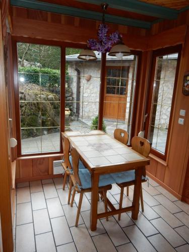 une salle à manger avec une table et des chaises en bois dans l'établissement Les hauts du Schliffels, à Fellering
