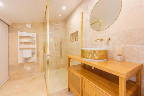 une salle de bain avec un lavabo et une douche dans l'établissement L'écrin de la Seine, à Andrésy