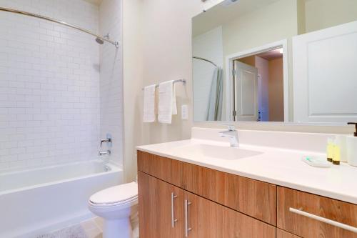 ein Badezimmer mit Waschbecken, Toilette und Badewanne in der Unterkunft Well-Appointed Stay - Gym, Lounge & Modern Comfort in Alexandria