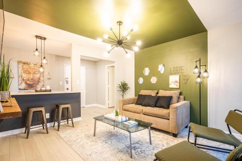 a living room with a couch and a table at ATL Downtown 2BR King Bed Free Parking LM1908 in Atlanta