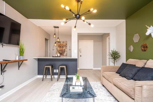 a living room with a couch and a table at ATL Downtown 2BR King Bed Free Parking LM1908 in Atlanta