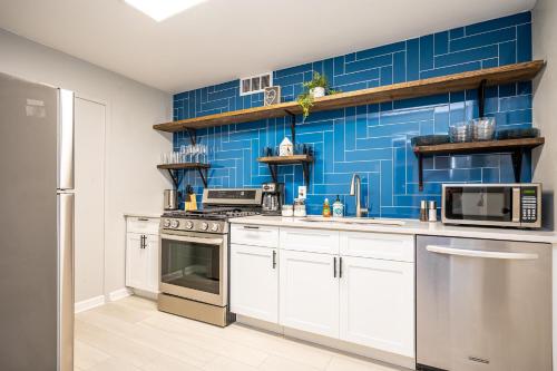 a kitchen with blue tiles on the wall at ATL Downtown 2BR King Bed Free Parking LM1908 in Atlanta