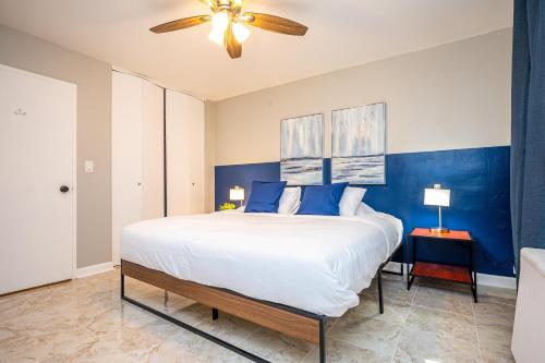 a bedroom with a large bed with blue walls at ATL Downtown 2BR King Bed Free Parking LM1908 in Atlanta