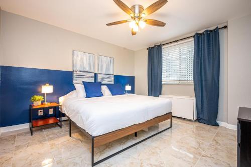 a bedroom with a bed and a ceiling fan at ATL Downtown 2BR King Bed Free Parking LM1908 in Atlanta