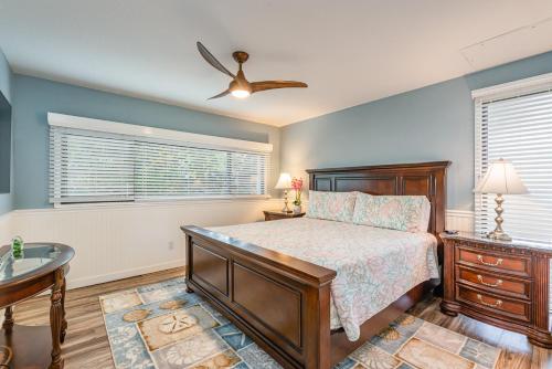 une chambre avec un lit et un ventilateur de plafond dans l'établissement Big Island Keauhou Punahele C104 by Coldwell Banker Island Vacations, à Kailua-Kona