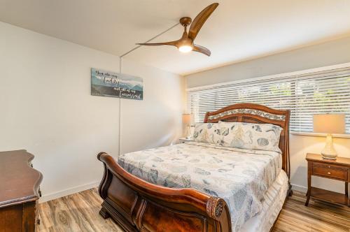 une chambre avec un lit et un ventilateur de plafond dans l'établissement Big Island Keauhou Punahele C104 by Coldwell Banker Island Vacations, à Kailua-Kona