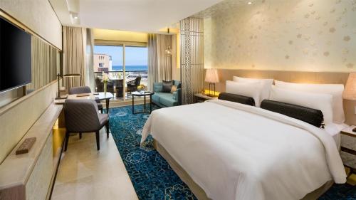 Postel nebo postele na pokoji v ubytování Kempinski Summerland Hotel & Resort Beirut