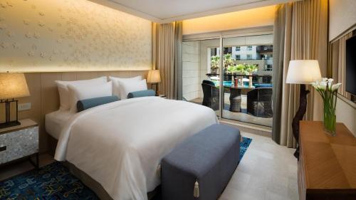 Postel nebo postele na pokoji v ubytování Kempinski Summerland Hotel & Resort Beirut