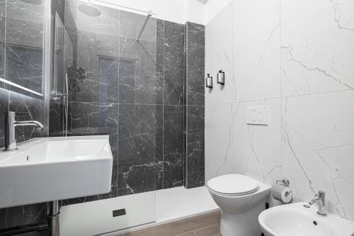Bilik mandi di Hotel Levante Cesenatico
