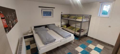 Postel nebo postele na pokoji v ubytování Ferienwohnung Aloysia am Saarlandradweg