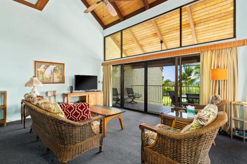 TV a/nebo společenská místnost v ubytování Big Island Keauhou Punahele E301 by Coldwell Banker Island Vacations