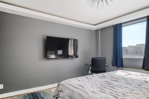 a bedroom with a bed and a tv on the wall at 2B Downtown ATL Condo Free Parking 24h Concierge LM707 in Atlanta