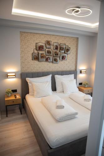 Ένα ή περισσότερα κρεβάτια σε δωμάτιο στο Golden Lake apartman