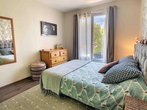 une chambre avec un grand lit et une fenêtre dans l'établissement La maison de Yali, à Auray