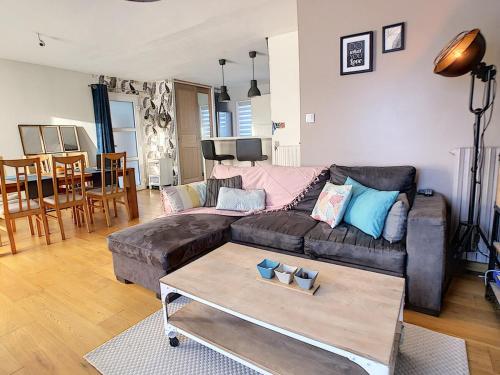 un salon avec un canapé et une table basse dans l'établissement La maison de Yali, à Auray