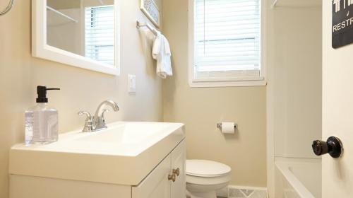 een witte badkamer met een wastafel en een toilet bij Honey Pot House in Novi