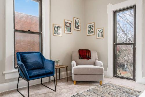 a living room with two chairs and a chair and a window at Short north- STEPS to High St -Private Parking-OSU in Milo