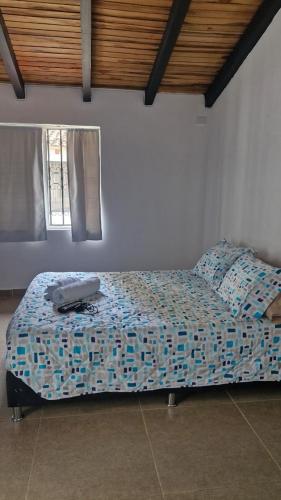 a bedroom with a bed in a room at Mini Aptoestudio para 2 personas in Cúcuta