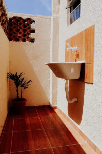a bathroom with a sink in the corner of a building at Autonomia em Niterói com praticidade e conforto in Niterói