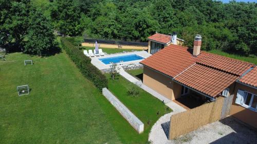 Bazén v ubytování Villa Leona nebo v jeho okolí