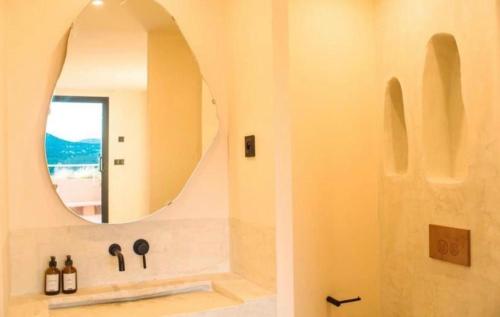 une salle de bain avec un miroir et un lavabo dans l'établissement Appartement 2 chambres,vue mer,climatisé, à La Croix-Valmer