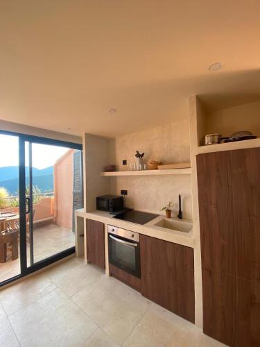 une cuisine avec un évier et une cuisinière dans l'établissement Appartement 2 chambres,vue mer,climatisé, à La Croix-Valmer