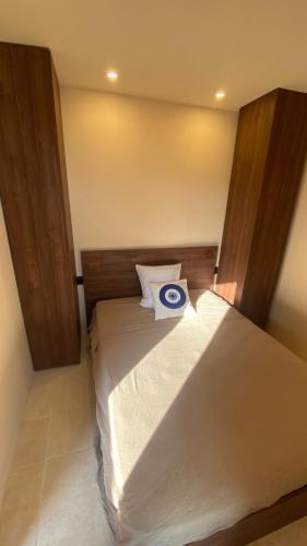 une chambre avec un grand lit blanc dans une pièce dans l'établissement Appartement 2 chambres,vue mer,climatisé, à La Croix-Valmer