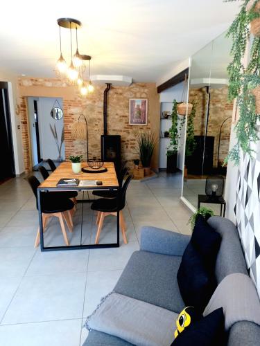 un salon avec une table et un canapé dans l'établissement Gîte Abelia avec extérieur, à Lavaur