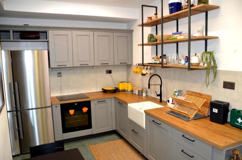Kuchyň nebo kuchyňský kout v ubytování Dahlia apartment - Paola Modern Townhouse