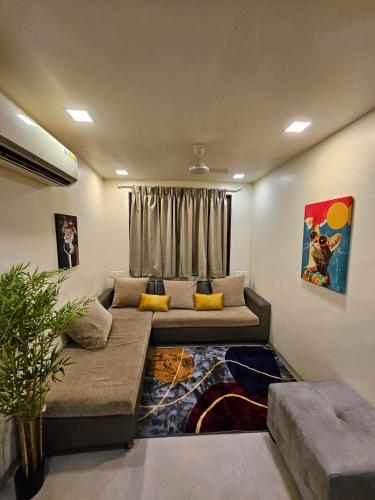 Ένα ή περισσότερα κρεβάτια σε δωμάτιο στο Pali Perch 1BHK with Peace, Charm and Bandra Vibes