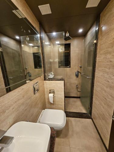 Ένα μπάνιο στο Pali Perch 1BHK with Peace, Charm and Bandra Vibes