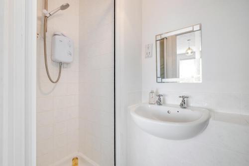 Ένα μπάνιο στο 2 bed apartment in Enfield Lock