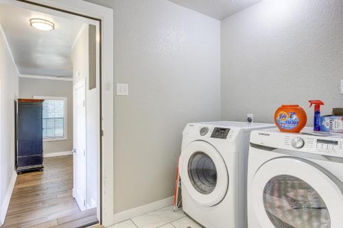 Galería fotográfica de 3 Mi to Boerne Lake Getaway with Deck and Yard! en Boerne