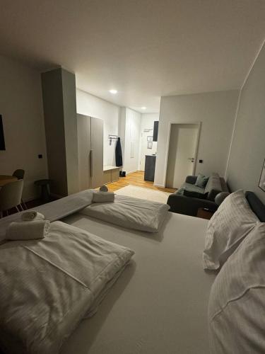 Postel nebo postele na pokoji v ubytování Dubulti wooden guesthouse