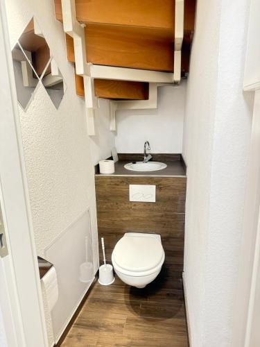 a small bathroom with a toilet and a sink at Über den Dächern von Werne - Balkon, WLAN, TV und Küche - Möller in Werne an der Lippe
