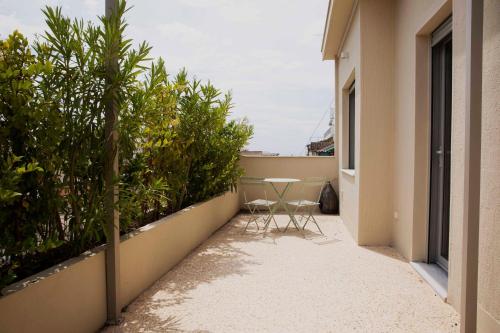 Contemporary Athenian Escape GHH