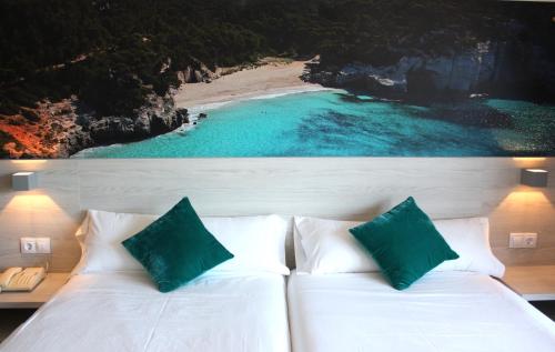 een slaapkamer met een bed en uitzicht op het strand bij Hotel Fenix in El Arenal