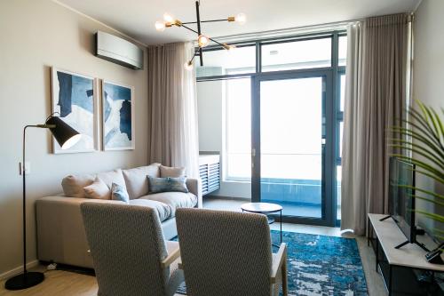 Posezení v ubytování Axis Luxury Two Bed Apartment- Mountain and Ocean View -Century City