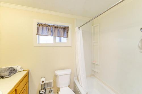Bilik mandi di 10 Mi to South Beach and Newport Home with Deck!