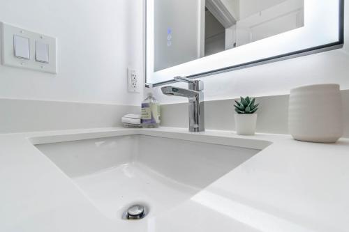 Koupelna v ubytování Near Ft Myers Beach Charming spacious 2BD