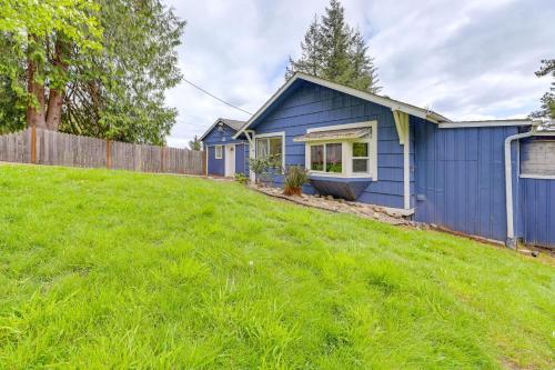 Taman di luar 10 Mi to South Beach and Newport Home with Deck!