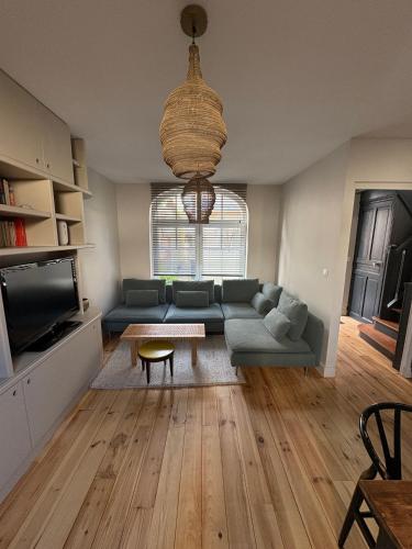 un salon avec un canapé et une table dans l'établissement Villa Touquettoise - 200m de la mer et commerces, à Le Touquet-Paris-Plage