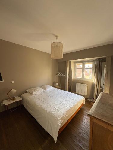 une chambre avec un lit blanc et une fenêtre dans l'établissement Villa Touquettoise - 200m de la mer et commerces, à Le Touquet-Paris-Plage