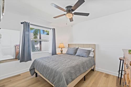Katil atau katil-katil dalam bilik di Near Ft Myers Beach Charming spacious 2BD
