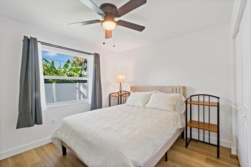 Postel nebo postele na pokoji v ubytování Near Ft Myers Beach Charming spacious 2BD