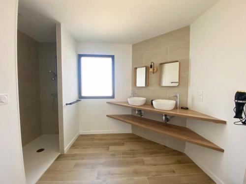 une salle de bain avec deux lavabos et une douche dans l'établissement Villa Palulova - maison 8 personnes - SPA, à Plouescat