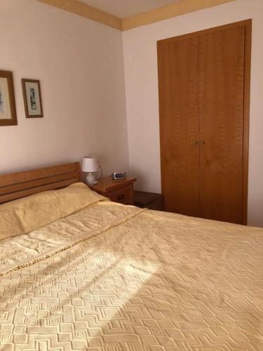 Postel nebo postele na pokoji v ubytování Cosy appartment with pool and near beach